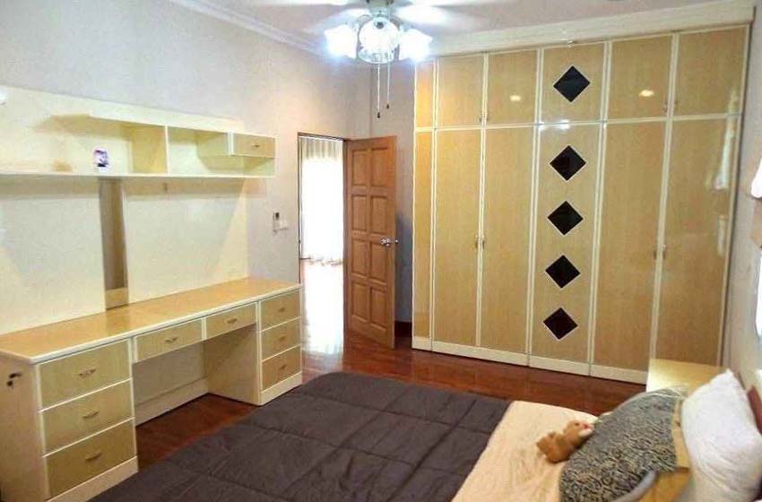 House with Shared Pool in Srinakarin 